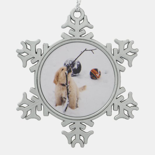 Puppy speelt in sneeuw tin sneeuwvlok ornament (Voorkant)