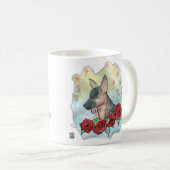 Puppy spelen in een tuin van rozen Duitse herder Koffiemok (Voorkant rechts)