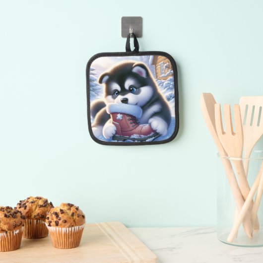 Puppy spelen met een besneeuwde winterschoen pannenlap (Insitu(Ophanging))