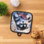 Puppy spelen met een besneeuwde winterschoen pannenlap (Top down)