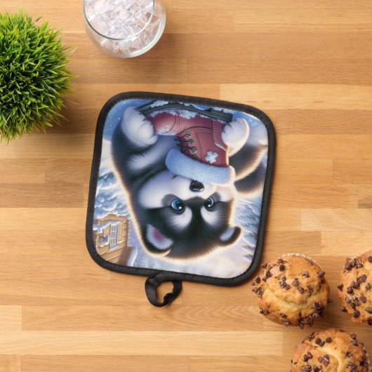 Puppy spelen met een besneeuwde winterschoen pannenlap (Top down)