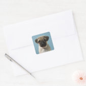 Puppy tegen blauwe achtergrond vierkante sticker (Envelop)