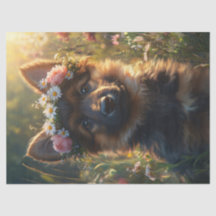 Puppy van een Duitse herder in een bloemenkrans
