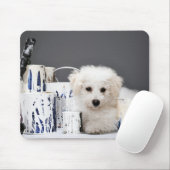 Puppy zit tussen verfblikken muismat (Met muis)