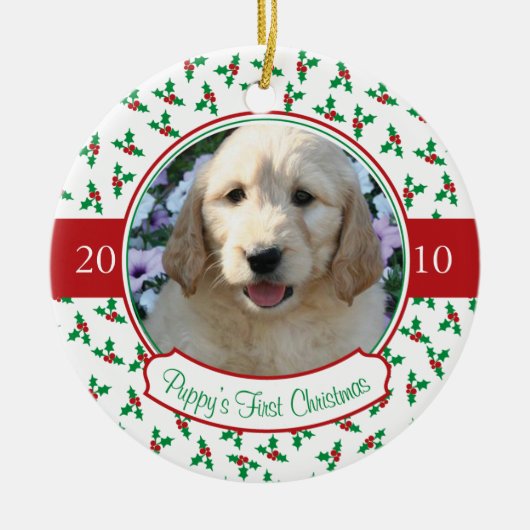Puppy's Eerste Kerstmis - Holly & Berries Keramisch Ornament (Voorkant)