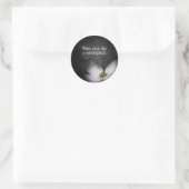 pure bloem op steen met motivatie prijsopgave ronde sticker (Tas)