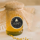Pure Raw Local Honey Gold Skep Zwart Gouden Rand Ronde Sticker<br><div class="desc">Een  gouden skep op een zwarte achtergrond met bleek gouden tekst en een gouden verlooprand. "Honey" is geschreven met een 'reliëf' lettertype in een licht gekleurde metallic gouden gradiënt. Voeg je bijennaam,  honing netto gewicht,  locatie en contactgegevens toe. En —Happy Beekeeping!</div>