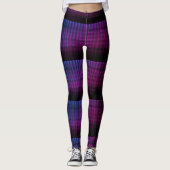 purple and blue striped backdrop a bold black  leggings (Voorkant)