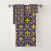 Purple and gold fleur-de-lys quatrefoil pattern bad handdoek (Insitu)