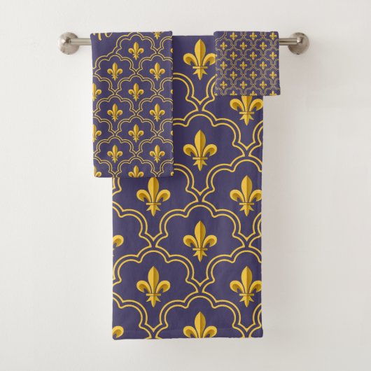 Purple and gold fleur-de-lys quatrefoil pattern bad handdoek (Insitu)