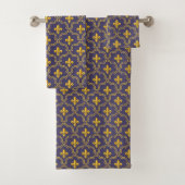 Purple and gold fleur-de-lys quatrefoil pattern bad handdoek (Insitu)