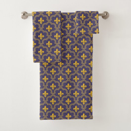 Purple and gold fleur-de-lys quatrefoil pattern bad handdoek (Insitu)