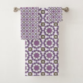 Purple and white geometric mandala pattern Towel Bad Handdoek (Insitu)
