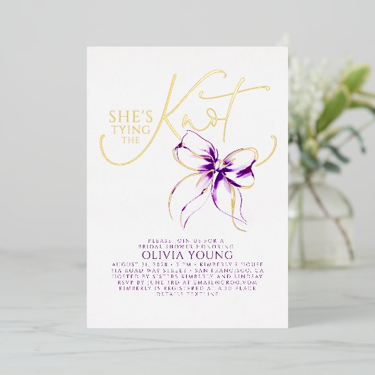 Purple Bow She's Tying The Knot Bridal Shower Folie Uitnodiging (Staand Voorkant)
