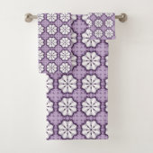 Purple colour geometric mandala pattern Towel Bad Handdoek (Insitu)