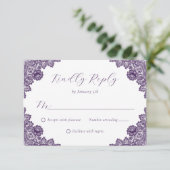 Purple Floral Lace Rustic Burlap Hearts Wedding RSVP Kaartje (Staand voorkant)