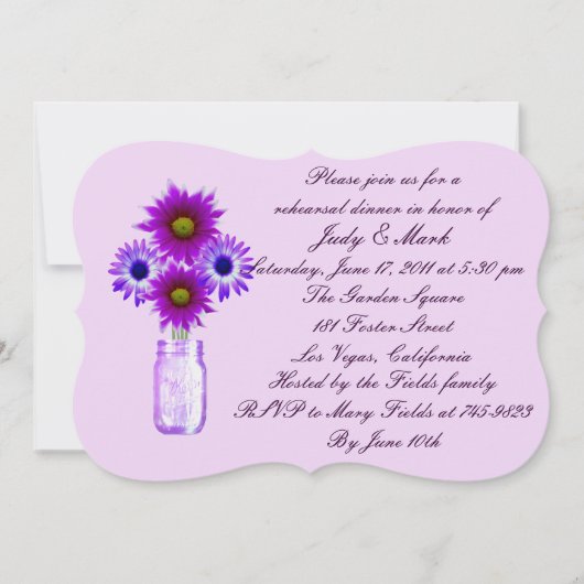 Purple Flowers Mason Jar Rehearsal Dinner Invite Kaart (Voorkant)