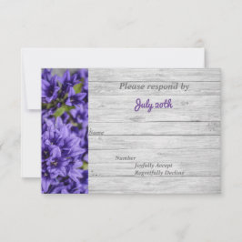 Purple Flowers op Gray Wood Country Weddenschap RS RSVP Kaartje