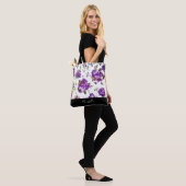 Purple Flowers Pattern met Monogram Canvas tas (Op model)