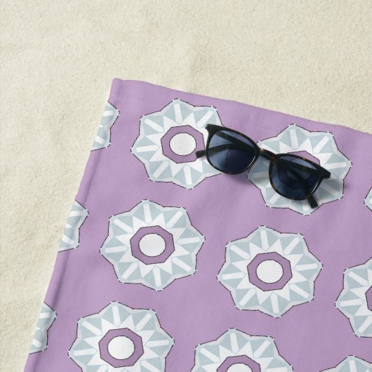 Purple geometric floral patterned strandlaken (In situ)
