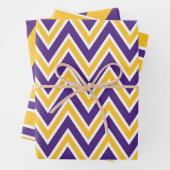 Purple, Gold, and White Chevron & Stripe Pattern Inpakpapier Vel (In situ)