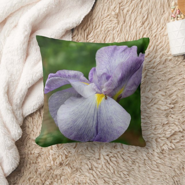 Purple Japanese Iris Flower Unfolding   Kussen (Deken)