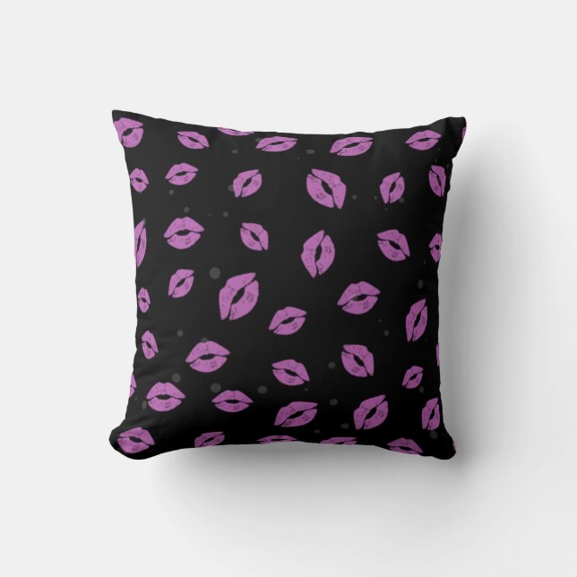 Purple Lipstick Kisses on Black Background Pattern Kussen (Voorkant)