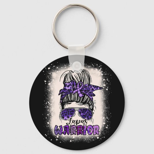 Purple Lupus Awareness Leopard Messy Bun Lupus Sleutelhanger (Voorkant)