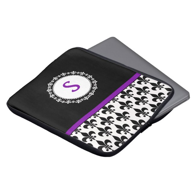 Purple Monogrammed Fleur de Lis Laptop Sleeve (Voorkant top)