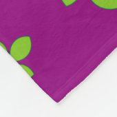 Purple seamless pattern with pink flowers and gree fleece deken (Hoek)