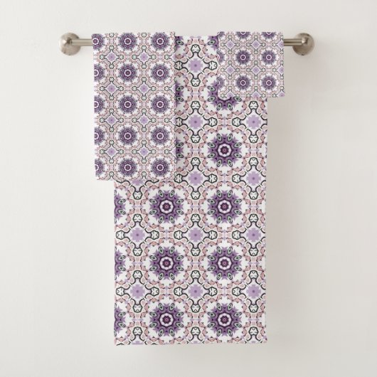 Purple, white and gray geometric mandala pattern  bad handdoek (Insitu)