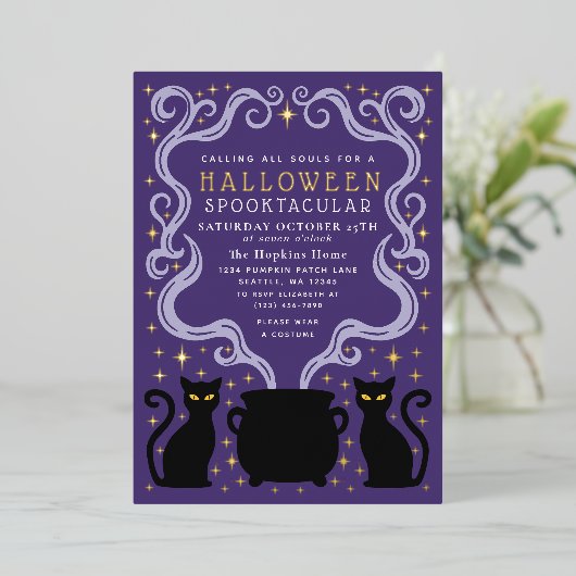 Purple Witchy Black Cat Cauldron Halloween Party Folie Uitnodiging (Staand Voorkant)
