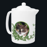 Purrfect Tea Cute Calico Kitten Theepot<br><div class="desc">Kattenliefhebbers zullen in deze theepot met een schattig calico kitten gesmokkeld in een plant. Haar unieke groene ogen zijn onweerstaanbaar. De nuttige tekst voor U en mij is inbegrepen. De tekst kan in verstrekte sjabloon worden gepersonaliseerd. U kunt ook genieten van mokken en theepot, evenals van de vele geschenken en...</div>