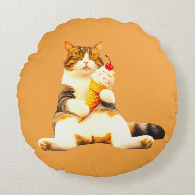 Purrfectly Asleep – Cat Holding Ice Cream Cone Rond Kussen (Voorkant)