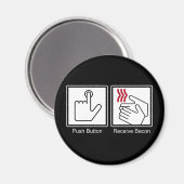 Push Button, Receive Bacon - Bacon Dispenser Magneet (Voorkant / Achterkant)