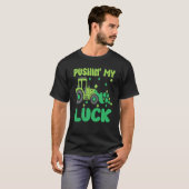 Pushing My Lucky Tractor St Patrick's Day Shamrock T-shirt (Voorkant volledig)