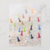 Pushpins op een kaart (Voorkant)