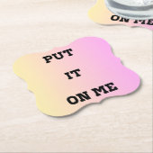 "Put It On Me" Quote Coaster – Fun & Flirty Kartonnen Onderzetters (Gekanteld)