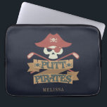 Putt Pirates Golfing Hobby Sports Laptop Sleeve<br><div class="desc">Ga in het personage zitten en gooi dit piraatgegolft ontwerp op. Het heeft een grafisch ontwerp dat perfect is voor piraatfans die plezier hebben op de golfbaan.</div>