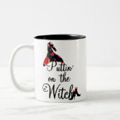 Puttin' op de heks tweekleurige koffiemok (Links)