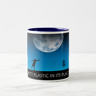 Puttplastic op zijn plaats tweekleurige koffiemok