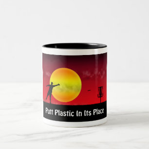 Puttplastic op zijn plaats tweekleurige koffiemok
