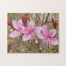 Puzzel - Roze bloemen in gedroogd gras