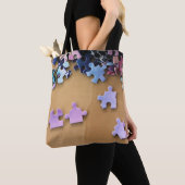 Puzzel stukken op een all over print canvas tas (Dichtbij)