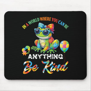Puzzelstukjes kikker in een wereld die je van alle muismat