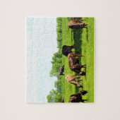 Puzzle - bruine koeien die grazen in groene weiden legpuzzel (Verticaal)