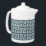 Puzzle Patchwork Quilt van Blue and White Dutchman Theepot<br><div class="desc">Deze mooie quilt theepot kenmerkt het ontwerp van het Puzzle-speldenwielpatchwork van een Nederlander die in de 20e eeuw door de Amerikaanse ambachtsman Ira Blount wordt gekweld. De geometrische vormen, in tinten blauw, wit en grijs, creëer een prettig, algemeen motief. Een traditionele, rustige look die ook een hedendaags grafisch gevoel heeft....</div>