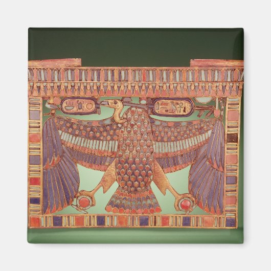 Pylon pectoris, versierd met de gier magneet (Voorkant)