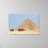 Pyramide van Khafre en een reeks chariots Canvas Afdruk (Voorkant)