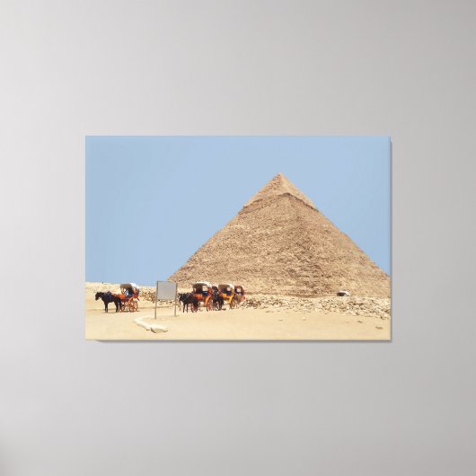 Pyramide van Khafre en een reeks chariots Canvas Afdruk (Voorkant)